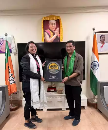 Tenzin Metoh receiving award from CM Pema Khanduwww,soloriderz.com